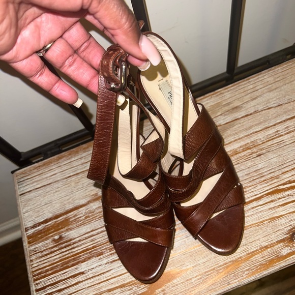 Prada - Picture 3 of 5